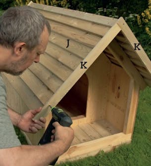 Hundkoja vinterbonad: Fäst vindskivor på gavlarna Hundkoja vinterbonad: Fäst vindskivor på gavlarna